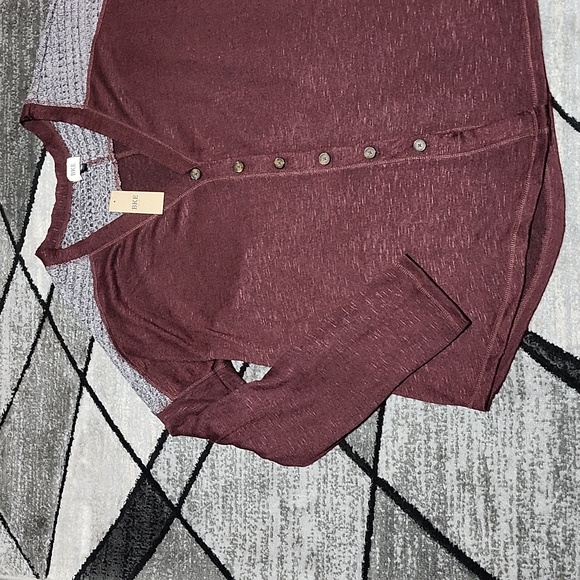 BKE BURGUNDY WAFFLE KNIT OVERSIZED BUTTON-DOWN V-NECK RAW-EDGE SHIRT - Picture 4 of 15